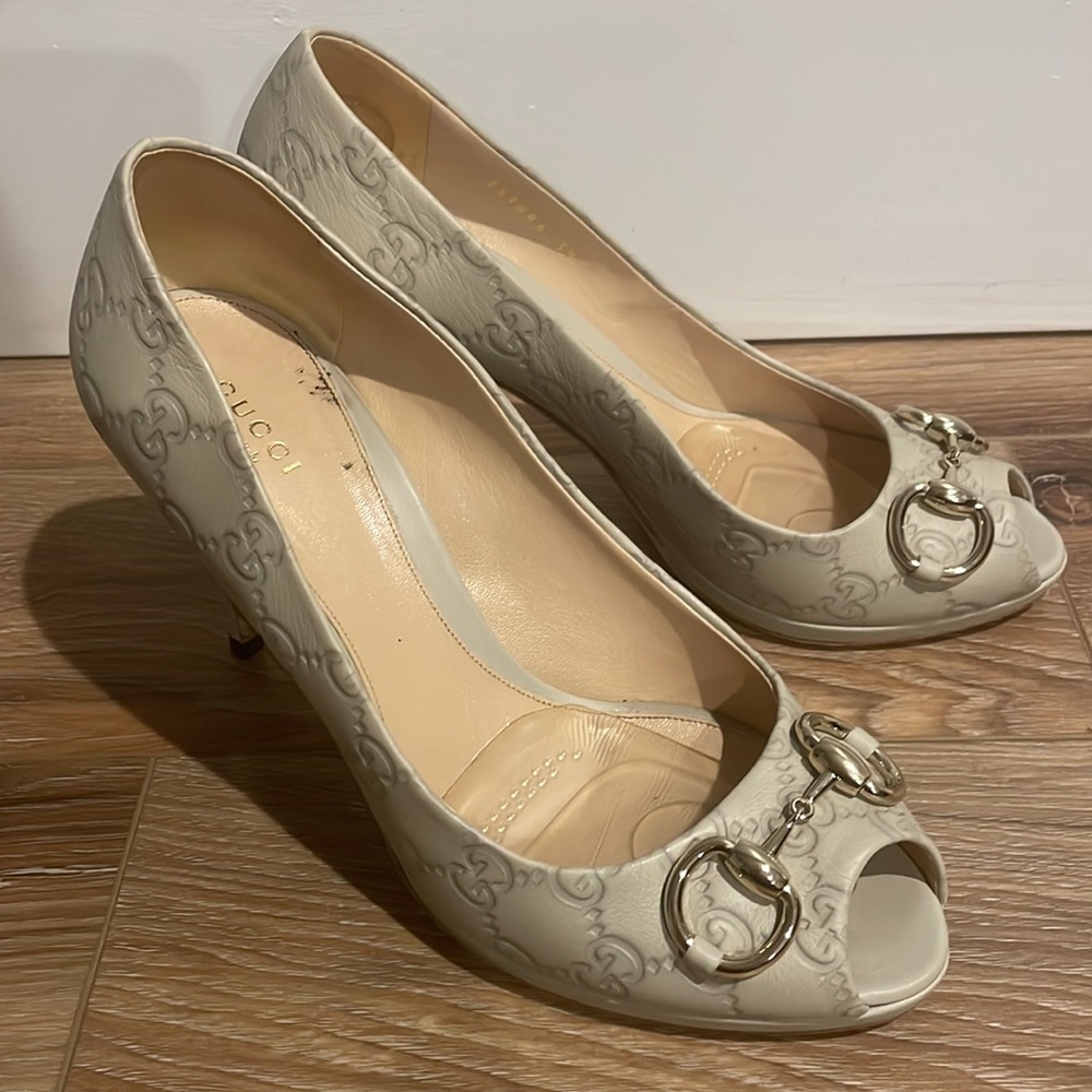 Gucci women’s shoe size 8.5 light beige/cream peep toe pump w/horsebit buckle. - Picture 3 of 3